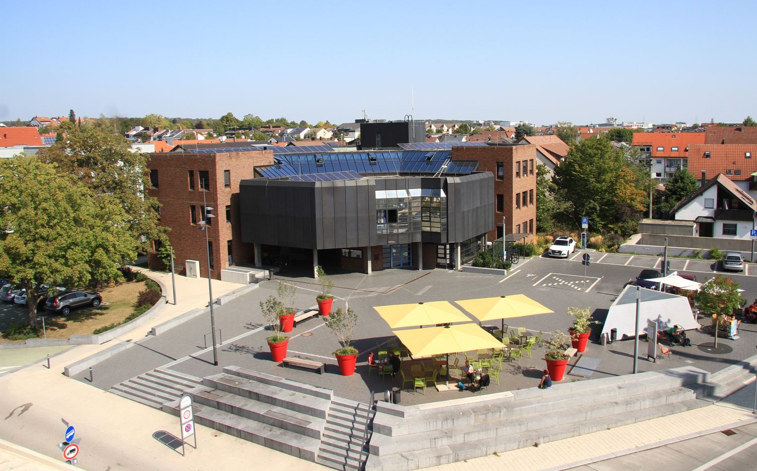 Blick auf das Neue Rathaus mit Rathausvorplatz.