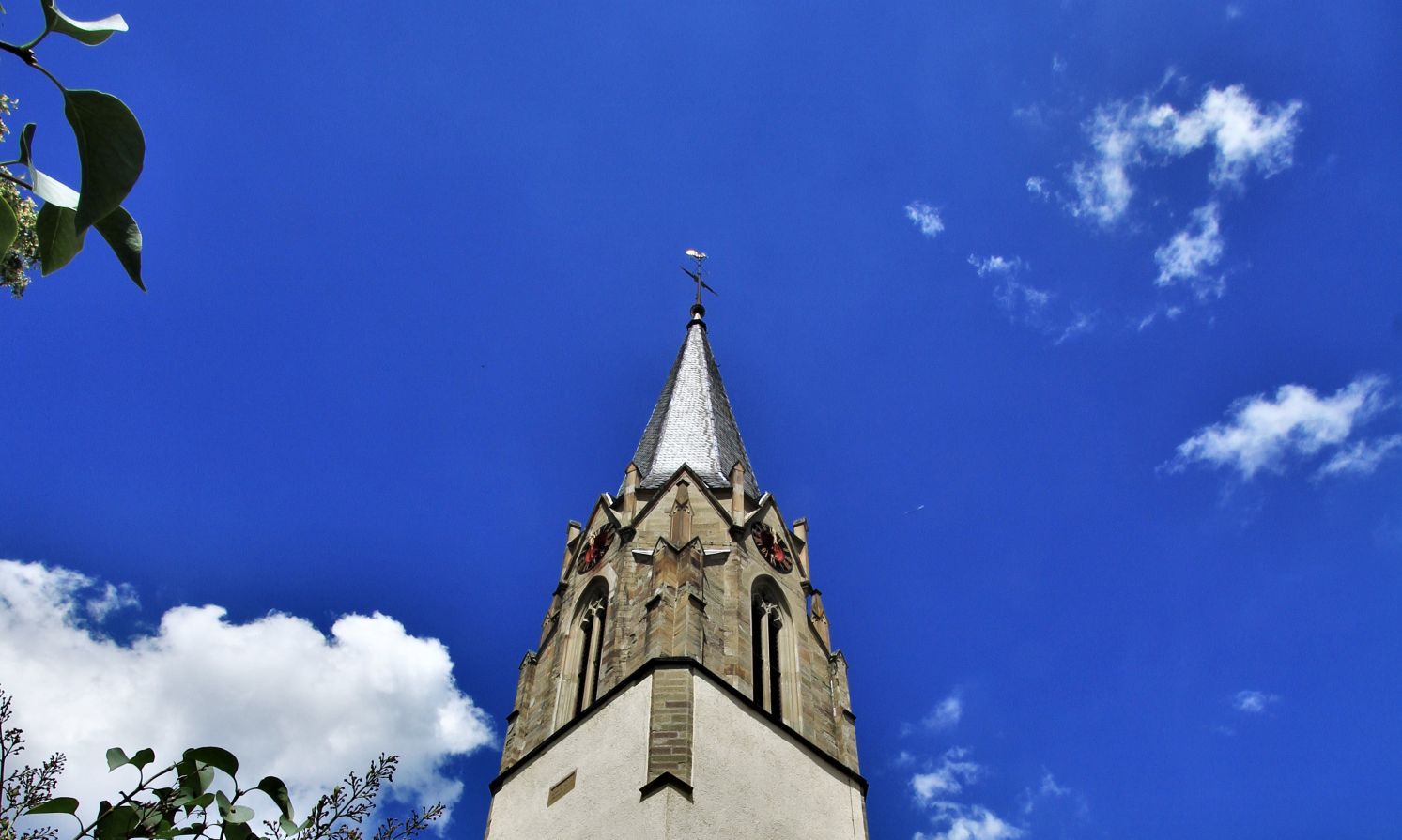 Zu sehen ist der Kirchturm der Evangelischen Johanneskirche Richtung Himmel