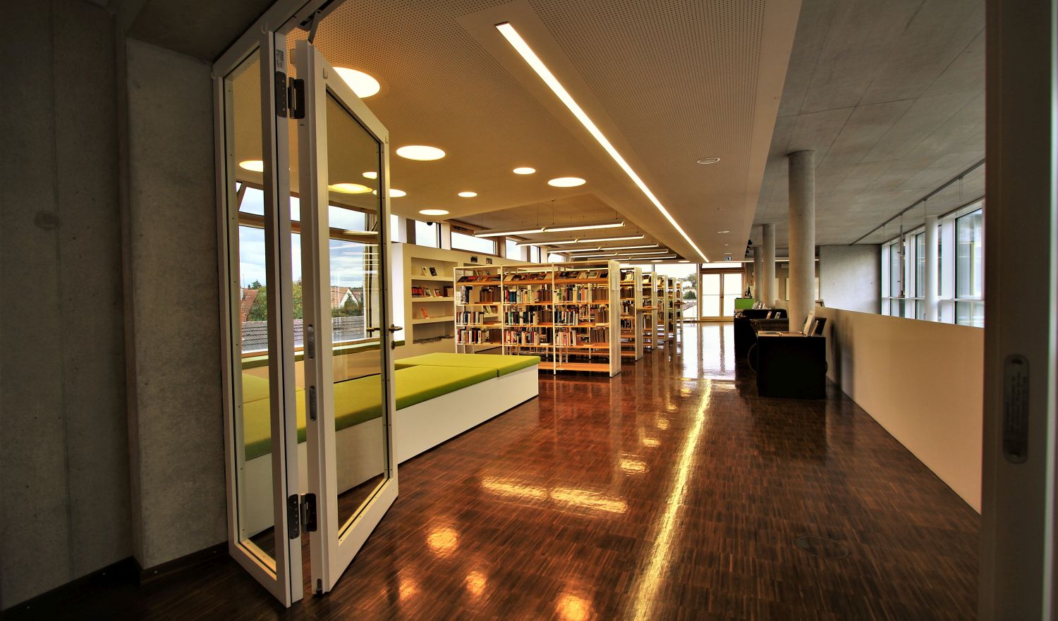 Blick in die modern ausgestattete Christian-Wagner-Bücherei mit vielen Bücherregalen
