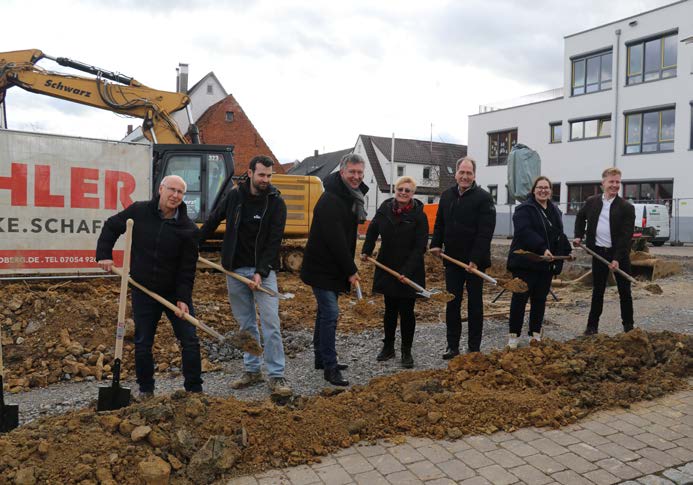 Gruppenbild von sieben Personen mit Spaten.